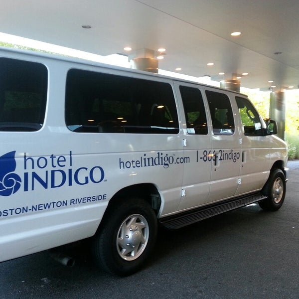 Foto scattata a Hotel Indigo Boston Newton Riverside da Steven S. il 10/1/2013