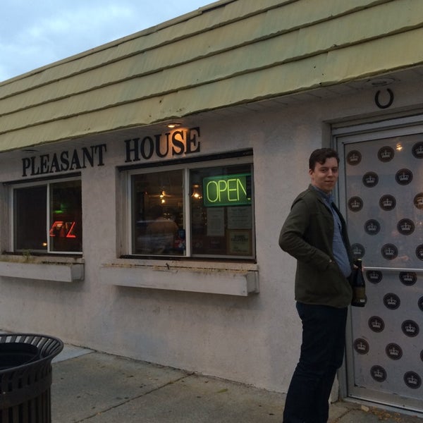 Photo prise au Pleasant House Bakery par Andie M. le10/3/2014