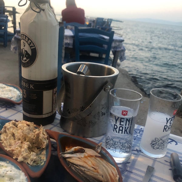 Das Foto wurde bei Kalami Balık Restaurant von Osman D. am 8/25/2021 aufgenommen
