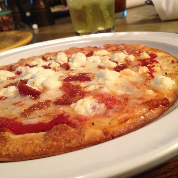 Снимок сделан в Za&#39;s Brick Oven Pizza пользователем Kim T. 5/20/2013