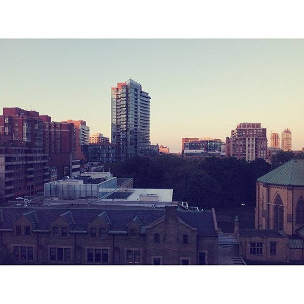 รูปภาพถ่ายที่ HI-Toronto Hostel โดย Chee Ching เมื่อ 6/15/2013