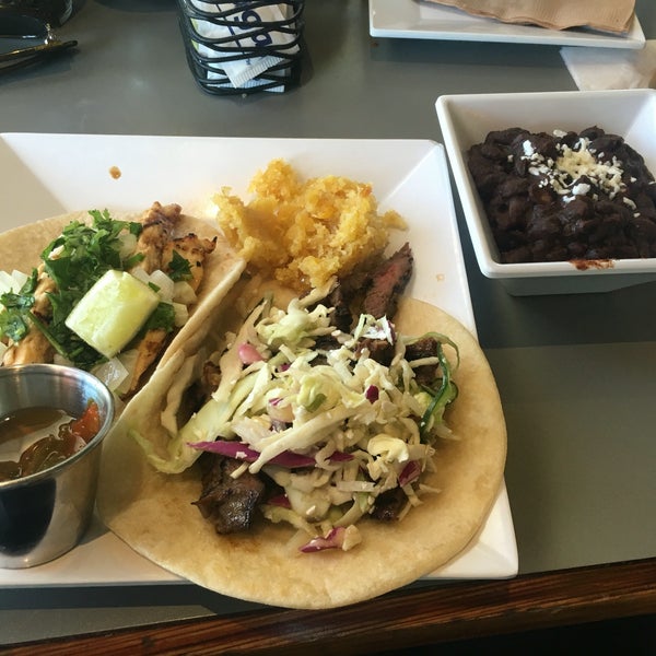 4/20/2016에 William L.님이 TNT - Tacos and Tequila에서 찍은 사진