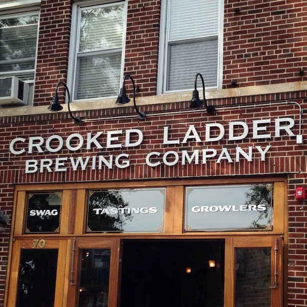 รูปภาพถ่ายที่ Crooked Ladder Brewing Company โดย BKbybike N. เมื่อ 6/29/2014