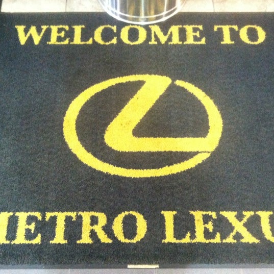 Das Foto wurde bei Metro Lexus von Josh Z. am 9/27/2012 aufgenommen