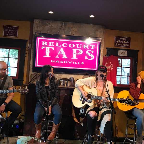 รูปภาพถ่ายที่ Belcourt Taps โดย Deb M. เมื่อ 5/7/2017