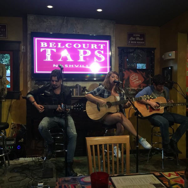 Das Foto wurde bei Belcourt Taps von Deb M. am 10/7/2016 aufgenommen