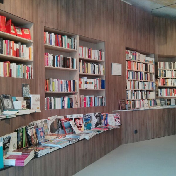 Foto tirada no(a) ocelot, not just another bookstore por B. B. em 4/6/2013