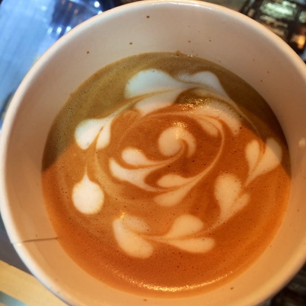 9/18/2014 tarihinde Mari R.ziyaretçi tarafından Latte Art'de çekilen fotoğraf