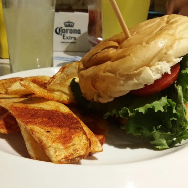 Снимок сделан в Torombolo&#39;s Burger Bar пользователем Paul P. 8/10/2014