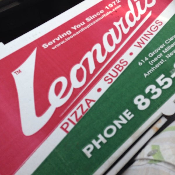 Foto diambil di Leonardi&#39;s Pizzeria oleh Lynnae C. pada 9/29/2013