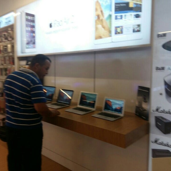 Photo taken at Baylan Apple Authorized Store by Hasan Ö. on 7/9/2016