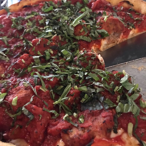 Das Foto wurde bei Pi Pizzeria von Courtney Y. am 6/24/2019 aufgenommen