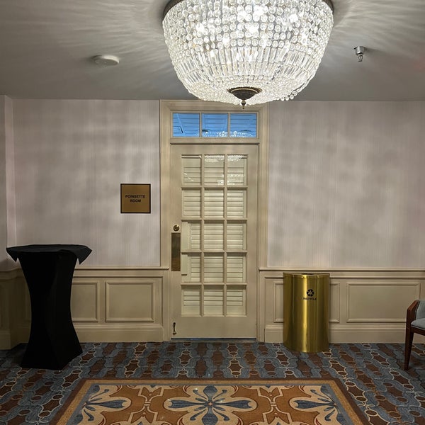 Foto tirada no(a) Francis Marion Hotel por Courtney Y. em 11/8/2023
