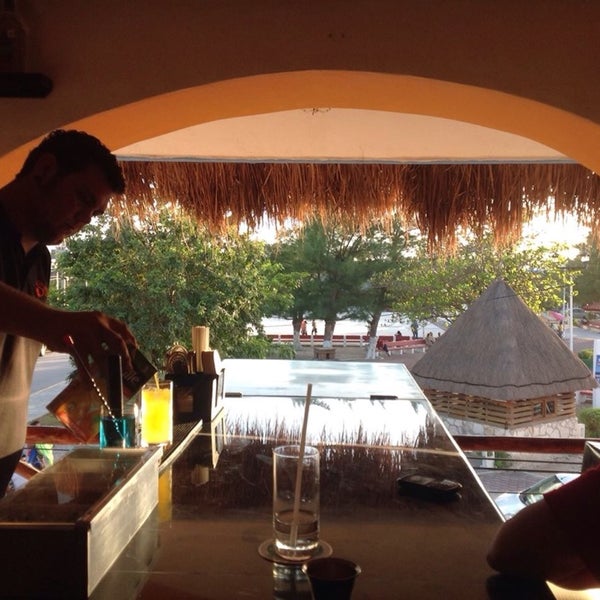 Foto tirada no(a) La Sirena Restaurant, Lounge and Sports Bar por Nick C. em 3/8/2014