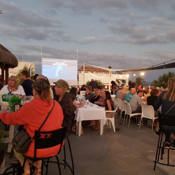 Foto tirada no(a) La Sirena Restaurant, Lounge and Sports Bar por Nick C. em 2/13/2020