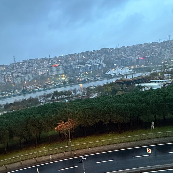 Снимок сделан в Mövenpick Hotel Istanbul Golden Horn пользователем Şeyma Erdem 12/16/2023