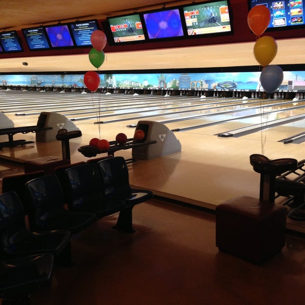 5/7/2013 tarihinde Sara R.ziyaretçi tarafından Pinz Bowling Center'de çekilen fotoğraf
