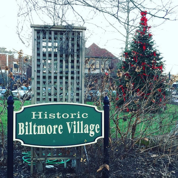 Foto tomada en Biltmore Village  por Brian H. el 12/26/2015