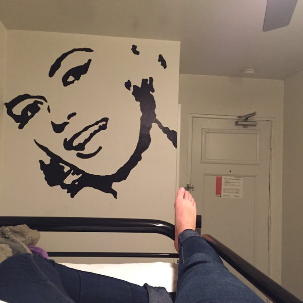 Foto diambil di Chicago Getaway Hostel oleh Melissa V. pada 12/19/2014