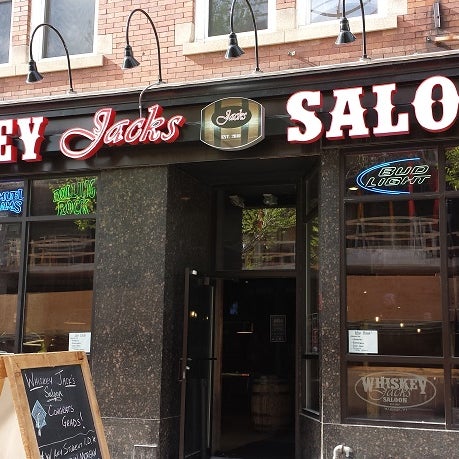 5/27/2014 tarihinde Whiskey Jacks Saloonziyaretçi tarafından Whiskey Jacks Saloon'de çekilen fotoğraf