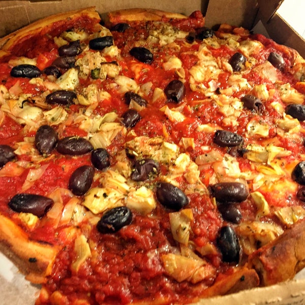 Снимок сделан в Patxi&#39;s Pizza пользователем Kevin C. 5/6/2016