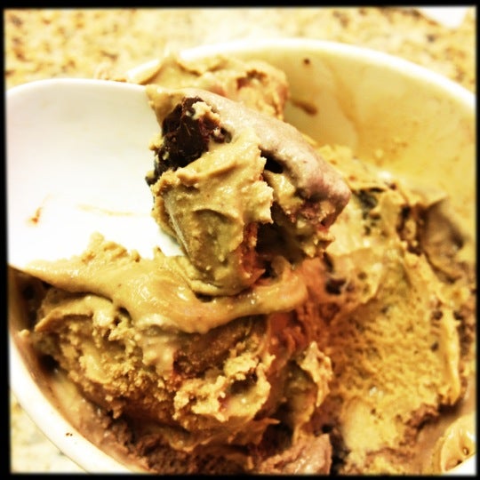 Photo prise au Mission Street Ice Cream and Yogurt - Featuring McConnell&#39;s Fine Ice Creams par Lauren K. le12/15/2012