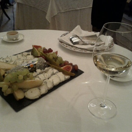 Foto diambil di Le Restaurant oleh Eugene A. pada 10/21/2012