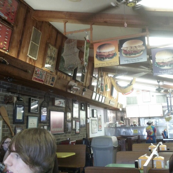 Foto tirada no(a) Feltner&#39;s Whatta-Burger por Eric W. em 6/17/2013