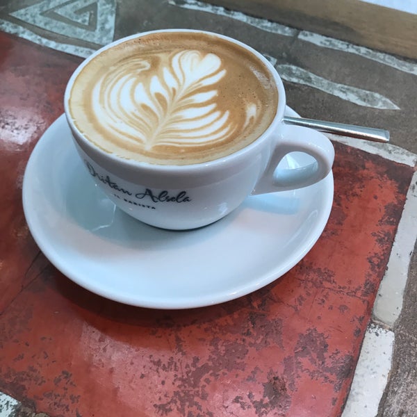 Das Foto wurde bei Dritan Alsela Coffee von Kaffeerösterei r. am 8/26/2017 aufgenommen