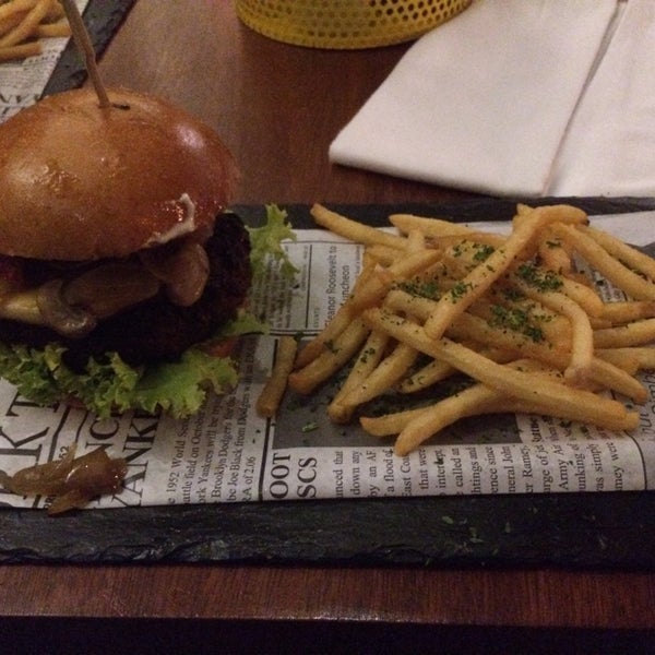Снимок сделан в Max Fifty Burger &amp; Bar пользователем Ramon M. 11/9/2014