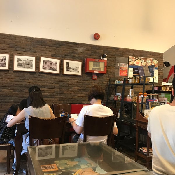Das Foto wurde bei Dong Po Colonial Cafe | 東坡茶室 von Catherine T. am 5/1/2018 aufgenommen