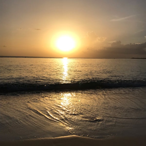 Foto tomada en The Westin Grand Cayman Seven Mile Beach Resort &amp; Spa  por Florian S. el 7/9/2019