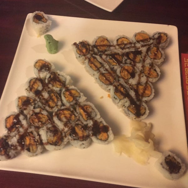 Das Foto wurde bei Chopstix Gourmet and Sushi Bar von Amber B. am 5/25/2016 aufgenommen