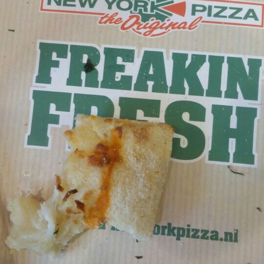 Foto tirada no(a) New York Pizza por ⛵ 💥 C  A  N ✔ 🏂 em 7/26/2016