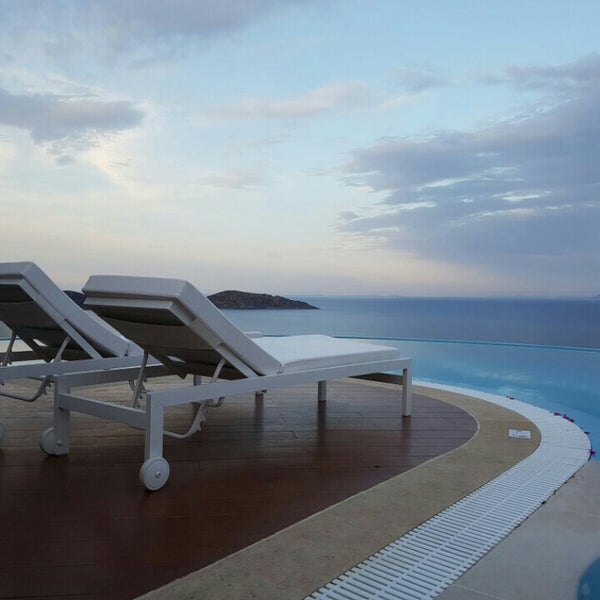 5/8/2016 tarihinde lokoexeziyaretçi tarafından Elounda Gulf  Villas &amp; Suites'de çekilen fotoğraf