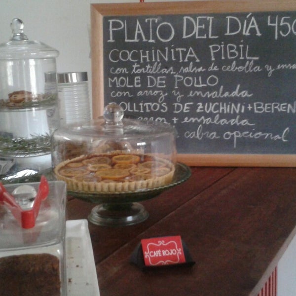 Foto tirada no(a) Café Rojo por Isa R. em 6/8/2014