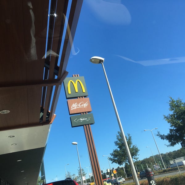 รูปภาพถ่ายที่ McDonald&#39;s โดย Jan P. เมื่อ 8/6/2018