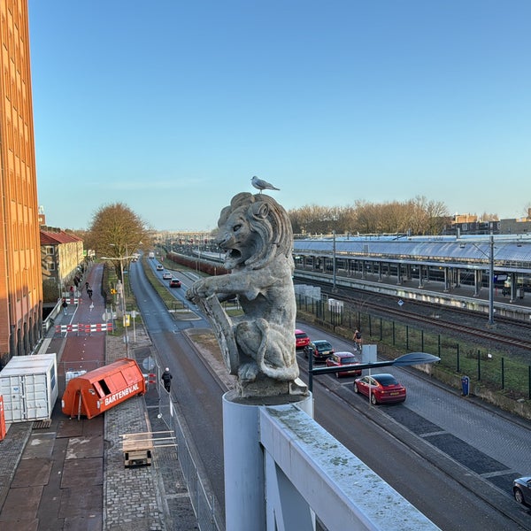 รูปภาพถ่ายที่ Station &#39;s-Hertogenbosch โดย Jan P. เมื่อ 2/1/2024