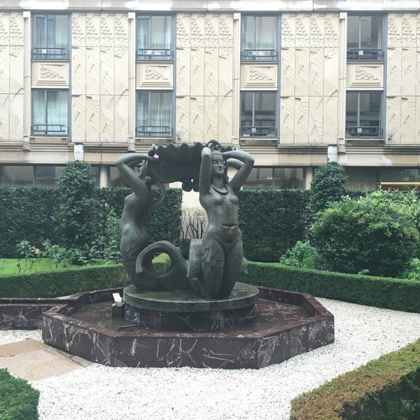 Foto diambil di Hôtel du Collectionneur oleh Laurent D. pada 10/16/2015