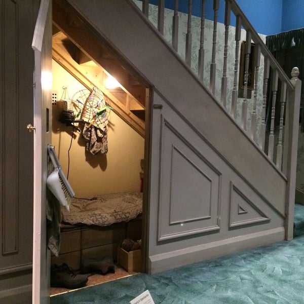 Foto tirada no(a) The Cupboard Under The Stairs por Gizem Ş. em 10/20/2015
