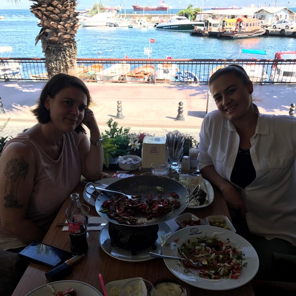 Das Foto wurde bei Kebap Diyarı Restaurant von Sezen K. am 7/31/2017 aufgenommen