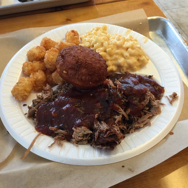 9/5/2015 tarihinde Pierre B.ziyaretçi tarafından Mrs. Smokeys Real Pit BBQ'de çekilen fotoğraf