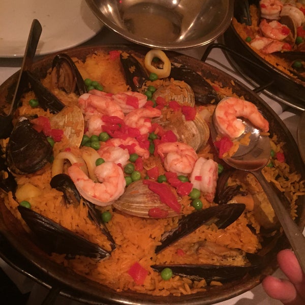 It’s all about the paella marinera. 👌🏻