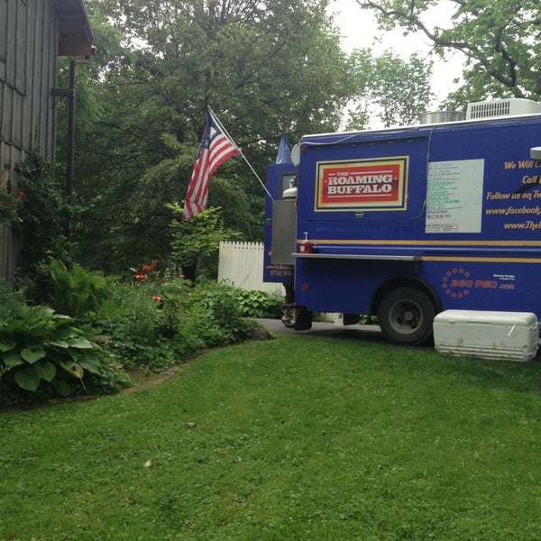 7/7/2013 tarihinde Lauren T.ziyaretçi tarafından The Roaming Buffalo Food Truck'de çekilen fotoğraf