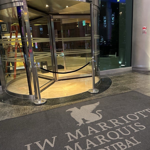 Foto diambil di JW Marriott Marquis Hotel Dubai oleh S H pada 12/15/2023