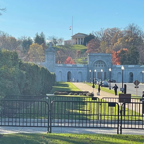 Снимок сделан в Arlington National Cemetery пользователем Michael B. 12/1/2022