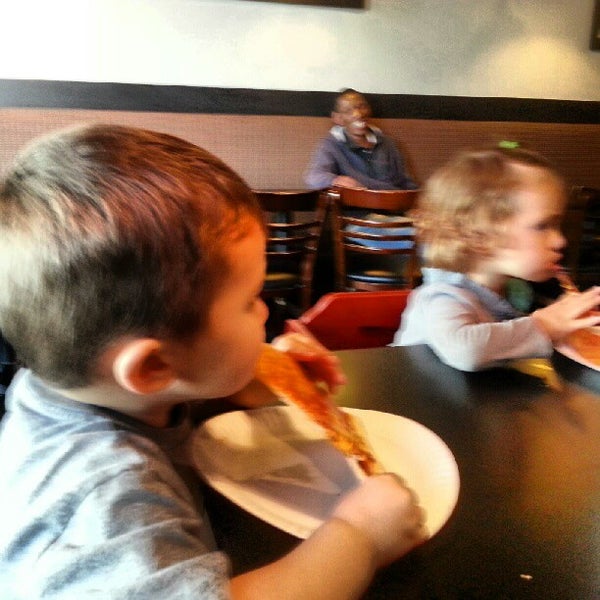 Foto diambil di Flippin&#39; Pizza Annandale oleh Jessica W. pada 9/30/2012