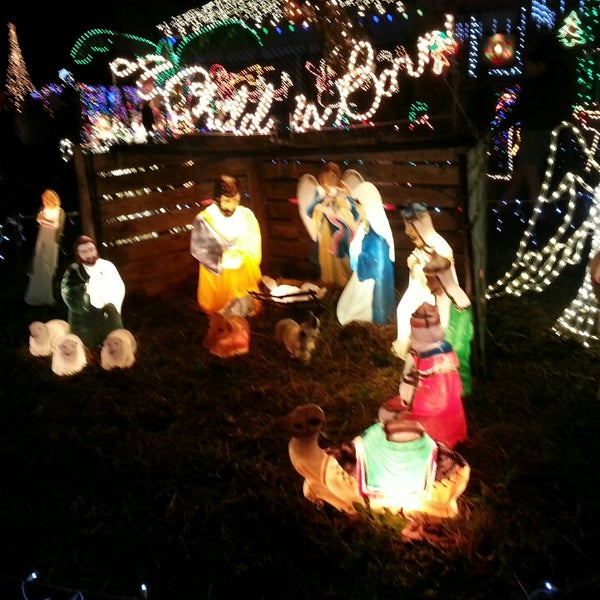Foto tirada no(a) Tripp Family Christmas Lights por Becky R. em 12/24/2013