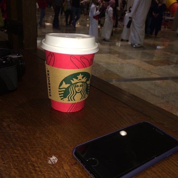 Das Foto wurde bei Starbucks von Durriyah R. am 12/2/2017 aufgenommen