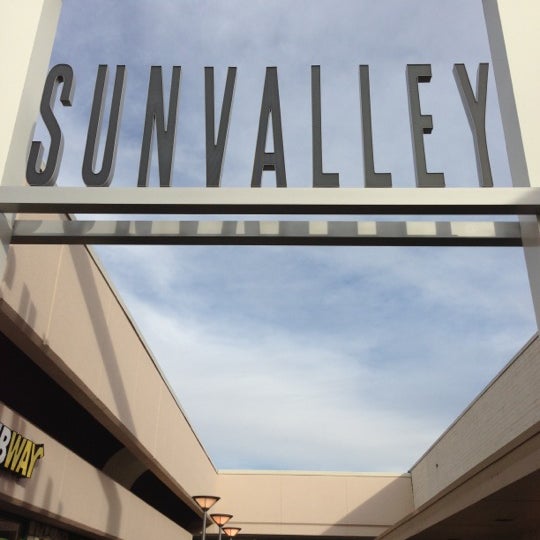 Das Foto wurde bei Sunvalley Shopping Center von Bernard T. am 11/3/2012 aufgenommen